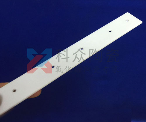 在獲得高純氧化鋁粉體后如何燒結制備胚體？